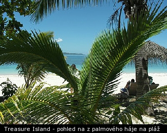 Treasure Island - pohled na z palmového háje na pláž